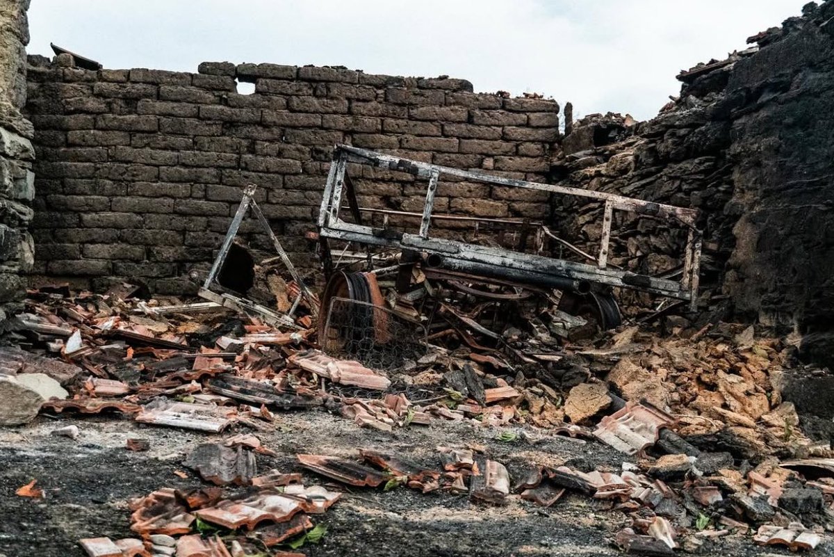 Ne opravdavamo uništavanje tuđe imovine, ali zar stvarno mislite da je fleka na fasadi „jeziva“, dok je na stotine kuća sravnjeno sa zemljom?