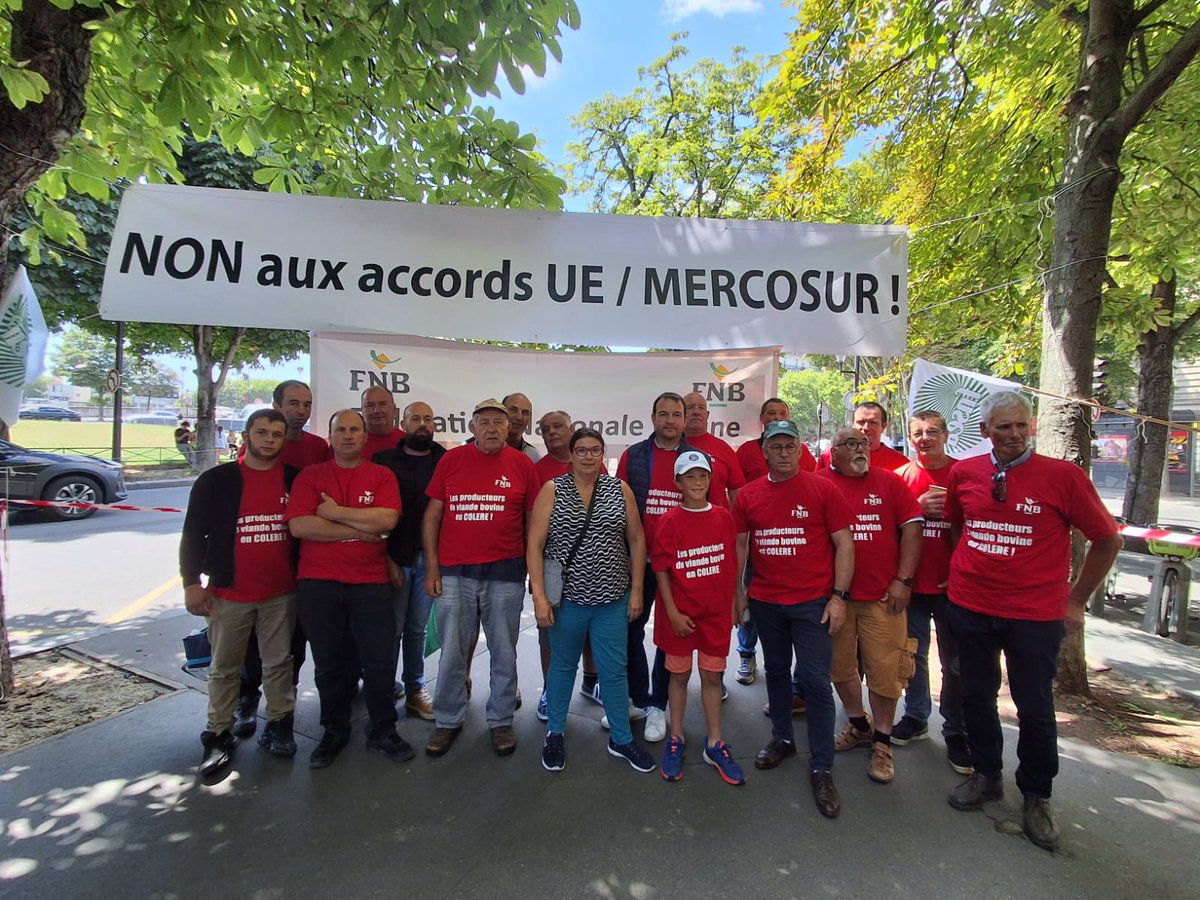 FDSEAVendee's tweet image. Les éleveurs #fdsea85 et @JAVendee @FNSEA44 @FDSEA49 @fdsea72 @fdsea53 mobilisés près de l'ambassade du Brésil pour dire non aux accords avec le mercosur @EleveursBovins @FRSEA_PDL