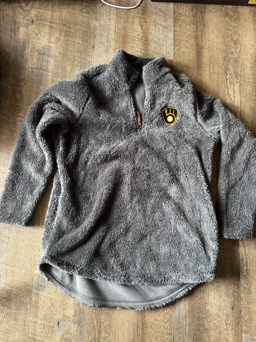 COgirlWIworld's tweet photo. Hey #Brewers fans! I have these two items for sale. Neither one have been worn. Big fluffy one is an XL, Nike dry fit is an XXL. 

💙💛💙💛 https://t.co/m4ai60jc4s