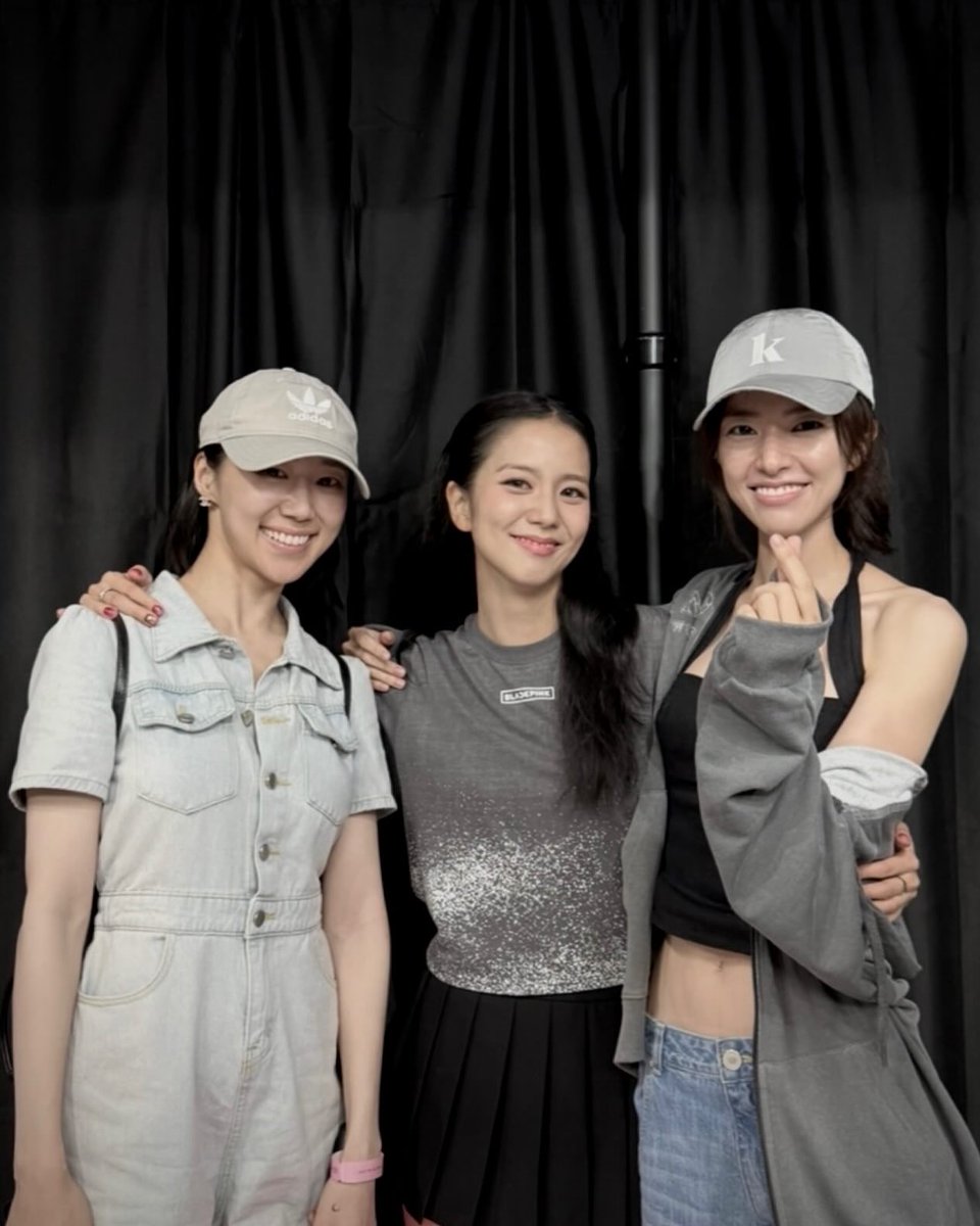 Actress Yeni Park's Instagram update with #JISOO and Ahn Hayoung.