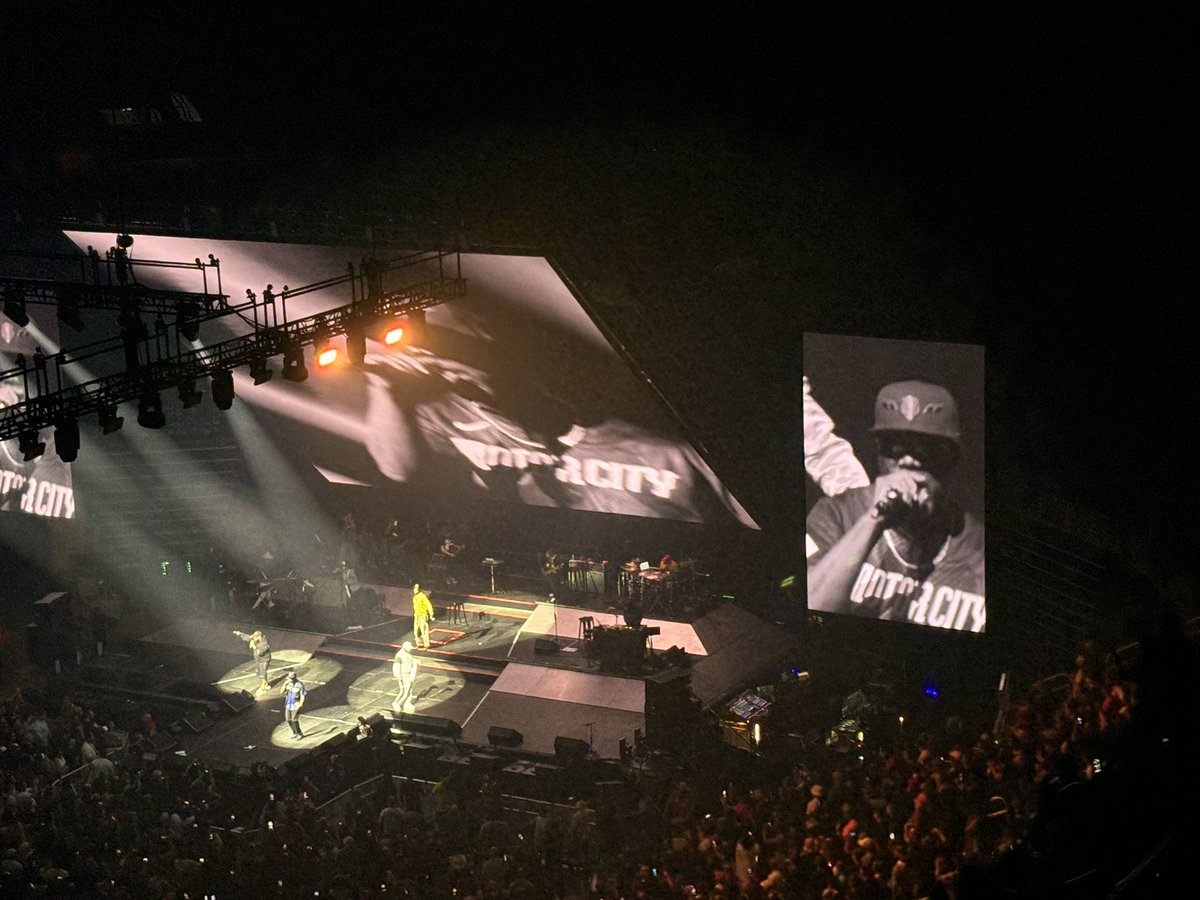 FuncleJay's tweet image. Loved to see the @WuTangClan representing our @tigers (and @DetroitPistons) while in town last night!
@INSpectahDECKWU the City Connect looks great on you, Deck!
#RepDetroit #finalchamber
