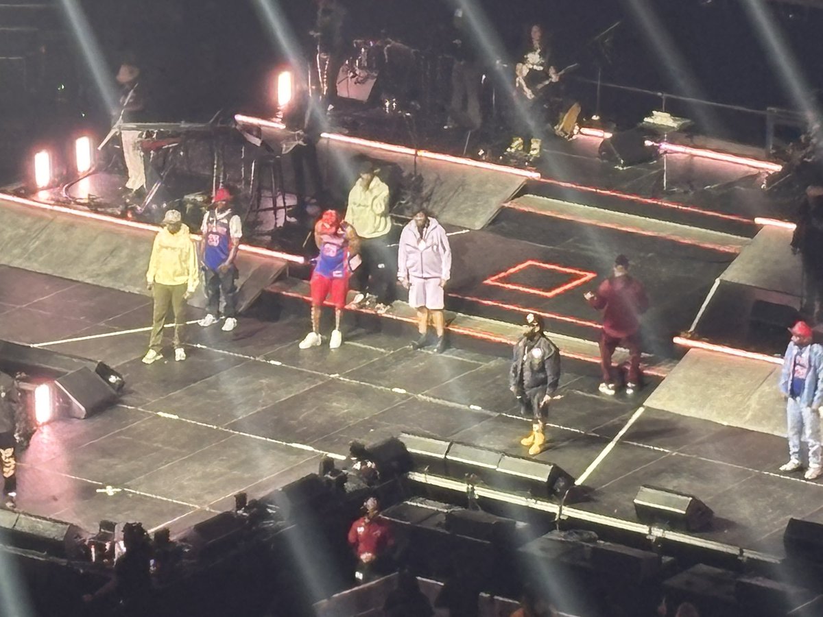 FuncleJay's tweet image. Loved to see the @WuTangClan representing our @tigers (and @DetroitPistons) while in town last night!
@INSpectahDECKWU the City Connect looks great on you, Deck!
#RepDetroit #finalchamber