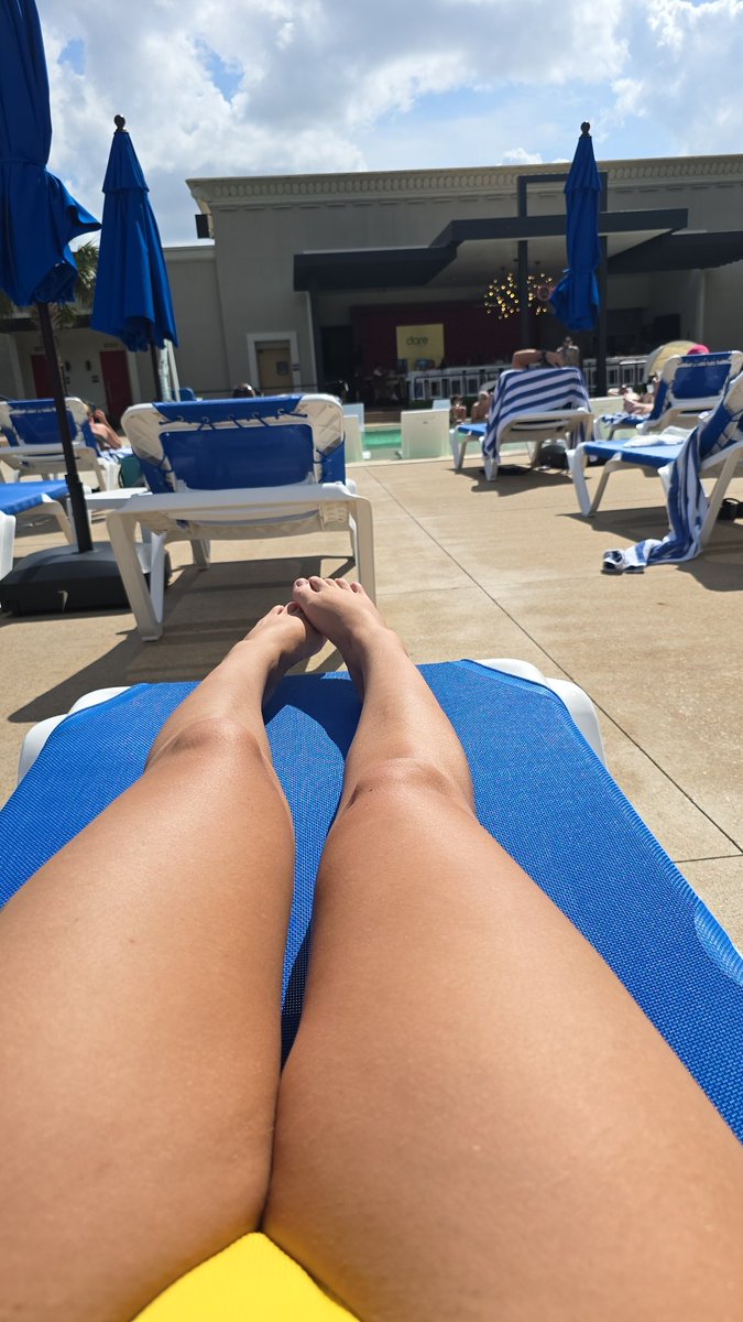 Take me back to the pool! Who else loves long legs?? 😍