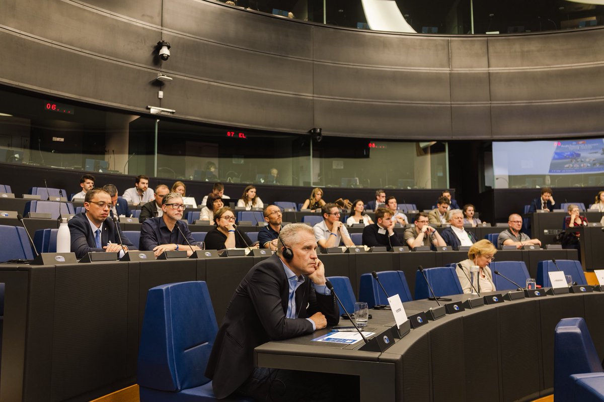 NicolasBay_'s tweet image. Pour mettre fin à l’immigration illégale, nous devons à la fois empêcher les arrivées sur le sol européen, mais aussi, organiser les retours vers les pays d’origine.
Nous en discutons avec @NProcaccini, @weimers, @StjepoBartulica, @BrankoGrimsX1, @GeadisGeadi et @tegnererik.