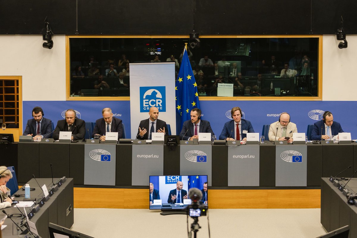 NicolasBay_'s tweet image. Pour mettre fin à l’immigration illégale, nous devons à la fois empêcher les arrivées sur le sol européen, mais aussi, organiser les retours vers les pays d’origine.
Nous en discutons avec @NProcaccini, @weimers, @StjepoBartulica, @BrankoGrimsX1, @GeadisGeadi et @tegnererik.