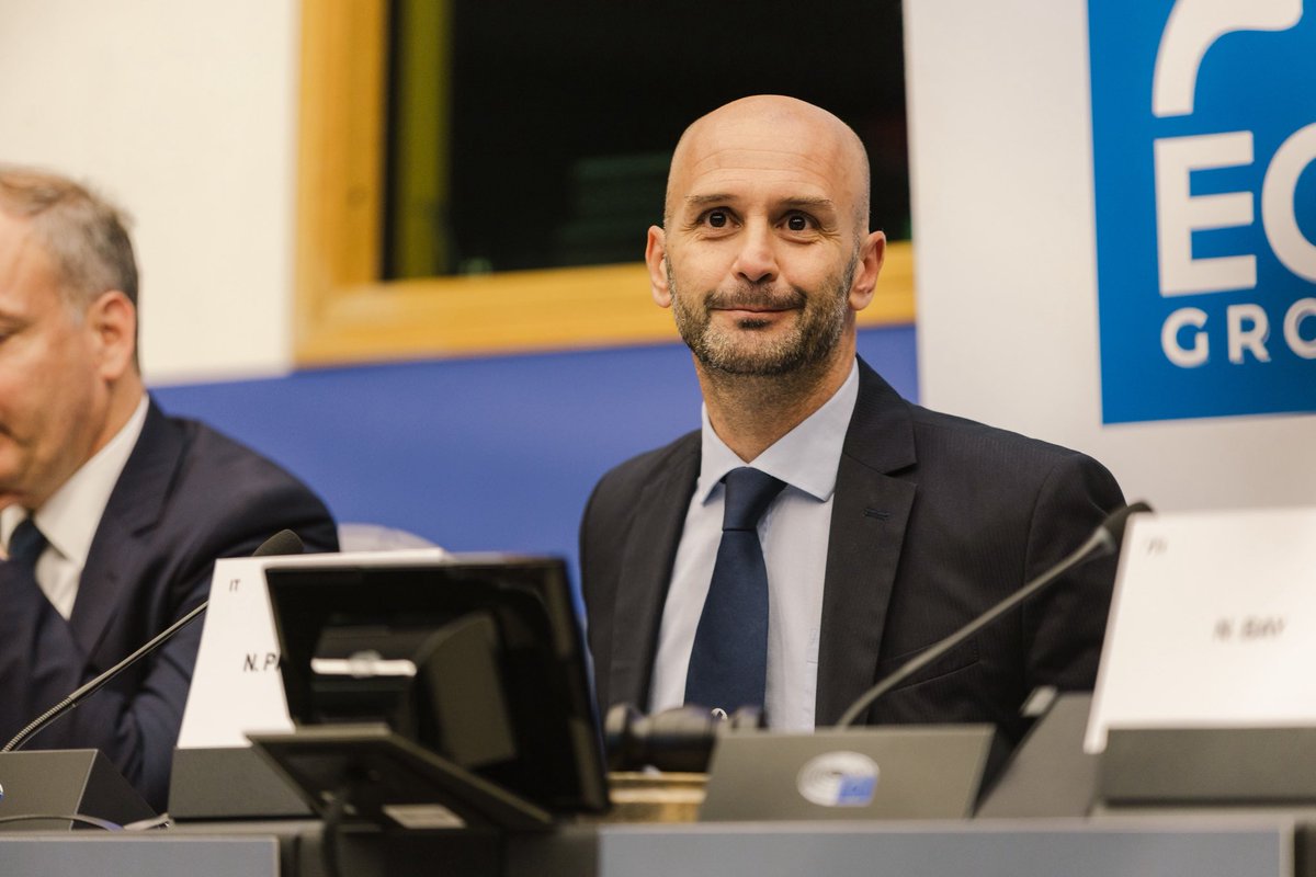 NicolasBay_'s tweet image. Pour mettre fin à l’immigration illégale, nous devons à la fois empêcher les arrivées sur le sol européen, mais aussi, organiser les retours vers les pays d’origine.
Nous en discutons avec @NProcaccini, @weimers, @StjepoBartulica, @BrankoGrimsX1, @GeadisGeadi et @tegnererik.