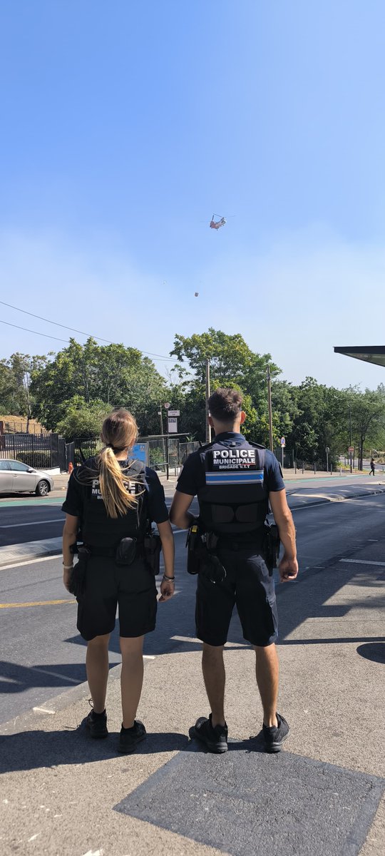🚴‍♂️ Hier, les VTTistes base Centre sont intervenus à La Castellane :
👉🏼 Crèche sous les fumées, 50 enfants confinés.
Nos agent ont facilité l'accès routier aux parents jusqu'au départ du dernier enfant à 20h
🙏🏽 Calme et professionnalisme du personnel

Les derniers enfants ont pu
