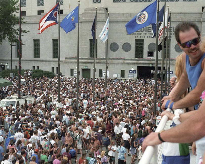 GratefulDead's tweet image. One good ride from start to end 🌹
Thirty years ago today, the Dead played their final show at Soldier Field in Chicago. The second of a two-night stint, the show concluded after two sets with two encores: “Black Muddy River” and “Box of Rain.”
Photos from the run by…