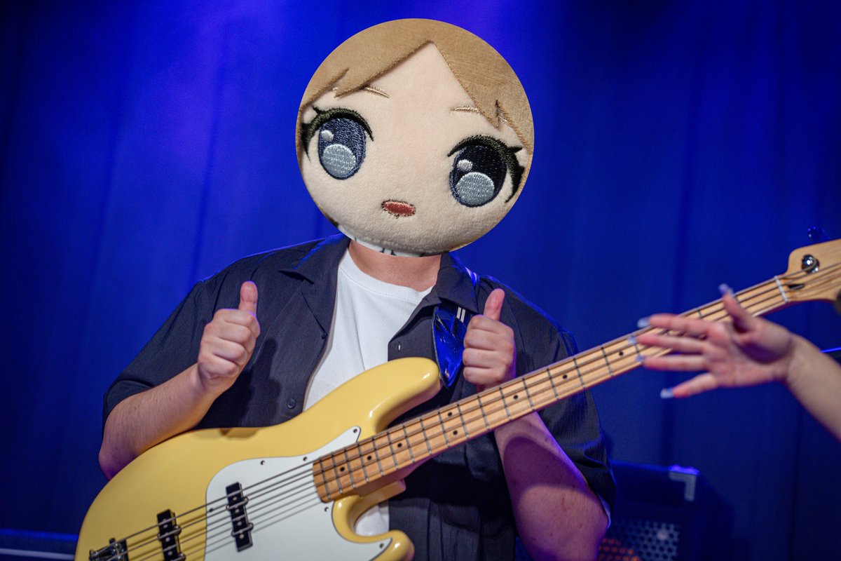 bass_nubechi's tweet photo. # 디스토션후기
Pic By. 류네링 @lruneism_ 

술마시고 써보는 늦은 후기

안녕하세요, 베이스에 소요 메달고 아오사에서 베이스쳤던 누베치입니다
어떻게 보면 이런 공연은 처음이라 리허설때 토할거같다고 엄살 엄청 떨었는데 올라가서는 생각보단 큰 실수 안한거같아서 다행이었네요 https://t.co/1Fz7kiohme