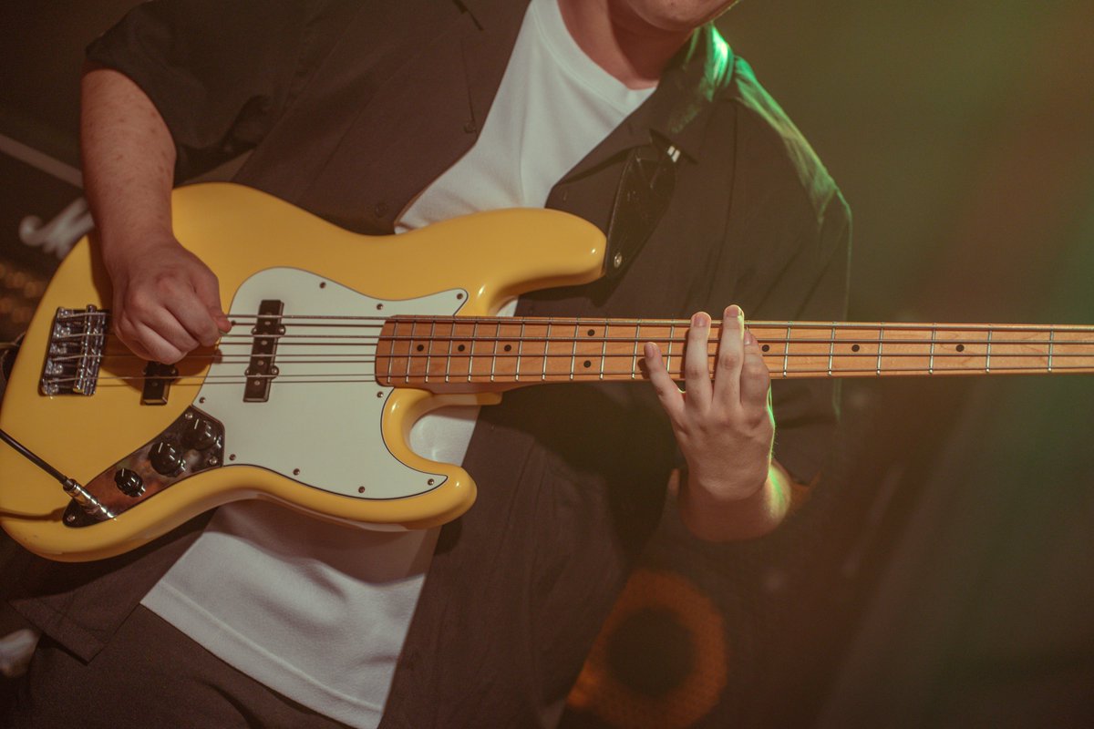 # 디스토션후기
Pic By. 류네링 <a href="/lruneism_/">류네링</a> 

술마시고 써보는 늦은 후기

안녕하세요, 베이스에 소요 메달고 아오사에서 베이스쳤던 누베치입니다
어떻게 보면 이런 공연은 처음이라 리허설때 토할거같다고 엄살 엄청 떨었는데 올라가서는 생각보단 큰 실수 안한거같아서 다행이었네요