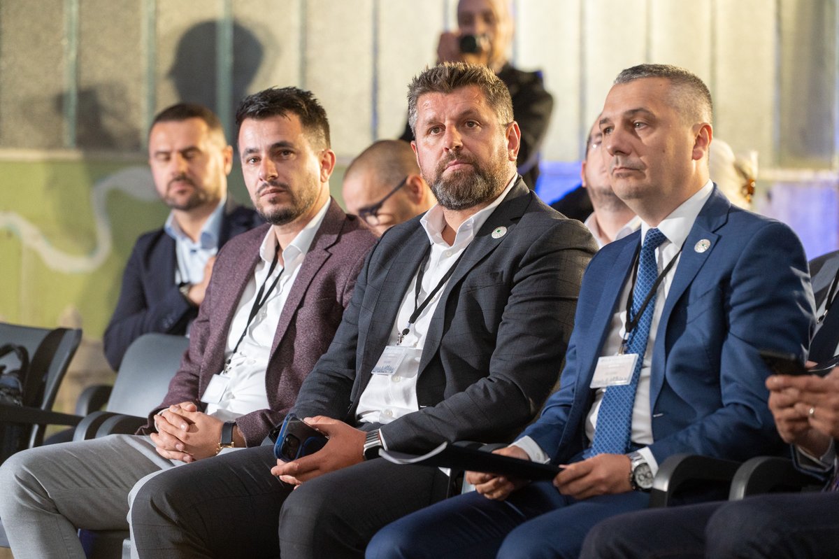 Veliko hvala potpredsjedniku Ćamilu Durakoviću na prisustvu i podršci svim našim aktivnostima uključujući i današnju konferenciju. <a href="/Camil_Durakovic/">Ćamil Duraković</a>