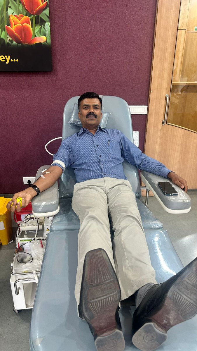 dhruman39's tweet photo. Donate #blood &
Witness #miracles!
This was my 30th voluntary #blooddonation !😘
Kudos to My #driver Dalpatbhai, who donated it for the #firsttime in #life !👏👏
#blooddonor #RedCross
#redcrossindia
#redcrossvolunteers #blooddonorssavelives #blooddonor #SaveLife #ahmadabad https://t.co/bhJMHeR9rk
