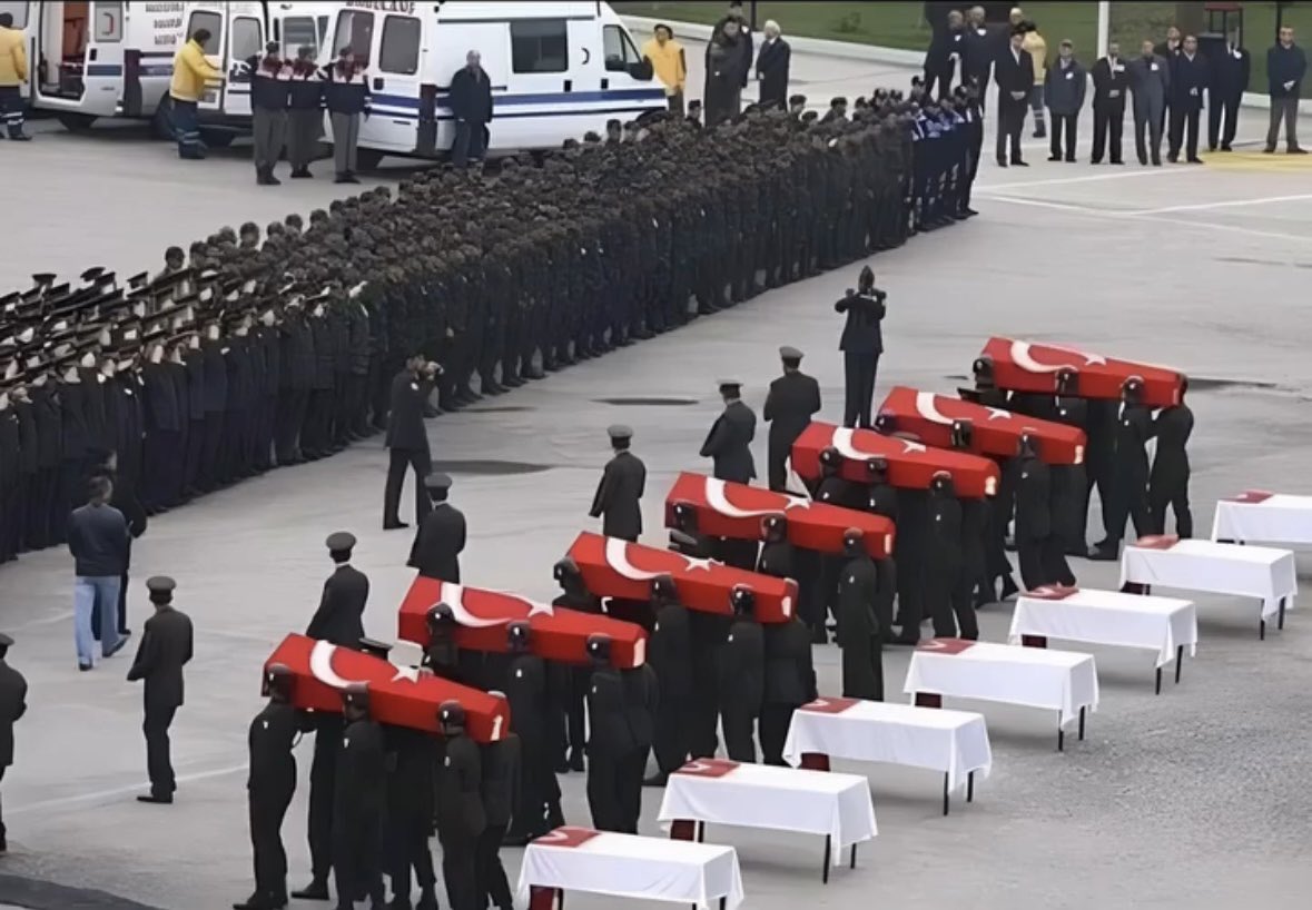 Dag gibi yigitleri topraga verdik. Toprak utandi, su utandi ama onlar utanmadi.
Saygi ve vefa
gostermeyenlere unutanlara ve unutturanlara
Ay yildizin gölgesi haram olsun🇹🇷🇹🇷🤲🏻