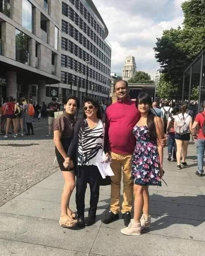 लोकसभा अध्यक्ष माननीय ओम बिड़ला, लंदन में अपने परिवार के साथ कांवड़ यात्रा की तैयारी करते हुए। 😁😁