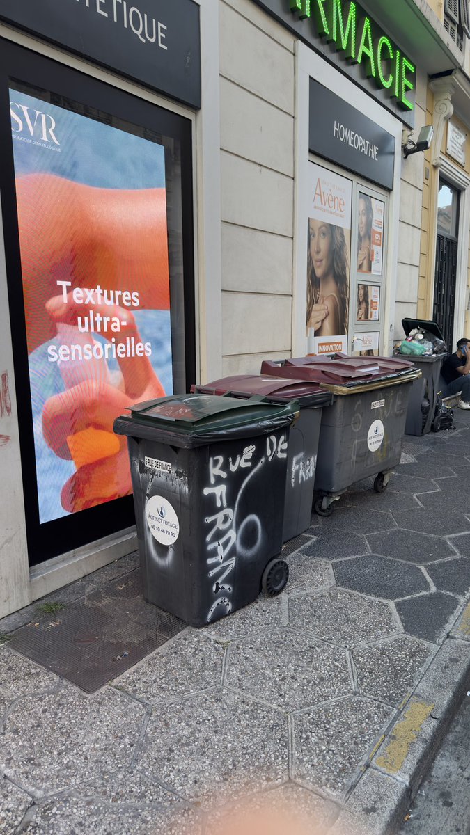 U_topick's tweet photo. La rue Maccarani à 19H00. Impossible de passer avec une poussette ou un fauteuil roulant. Et les odeurs… et tous les jours c’est pareil. #villedenice @cestrosi https://t.co/5vqtNW7ydK