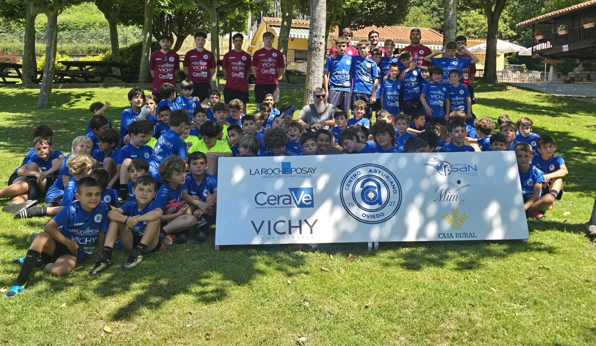 📣 ¡Visita especial hoy en el campus #FútbolCAO25! 🙌 Nos acompañó <a href="/MiguelFernandi/">Míguel Fernandi</a> , narrador de los partidos del <a href="/RealOviedo/">Real Oviedo</a> en la <a href="/RTPAOficial/">RTPA</a>  🎙️ y voz de los goles azules 💙 ¡Gracias por compartir tu pasión azul con todos nuestros peques! ⚽🔵#SomosCAO