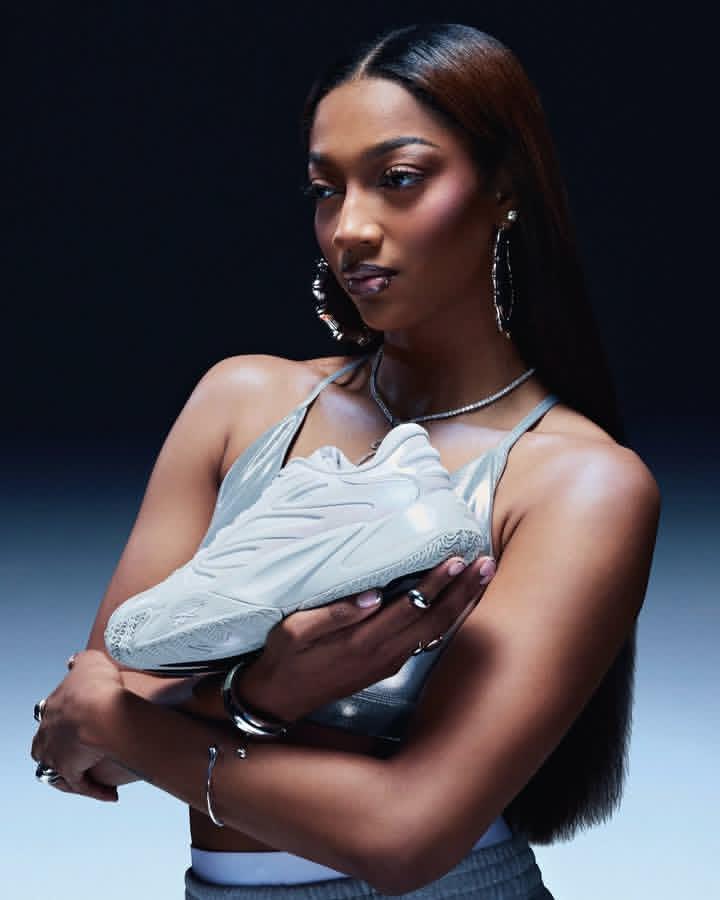 LaceLounge's tweet image. Reebok unveils her first signature shoe, the Angel Reese 1 😇

She’s now the 4th active WNBA player with a sig sneaker and only the 2nd woman ever with Reebok 👏

Launching in 2026 in the “Diamond Dust” colorway 💎
Y’all rocking with these?

#AngelReese #Reebok #WNBA #DiamondDust