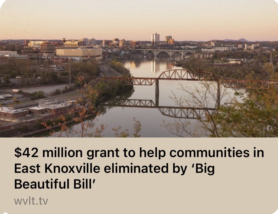KnoxvilleHoller's tweet image. Way to go @RepTimBurchett — hope the signed merch from Daddy was worth it! 😕
wvlt.tv/2025/07/08/42-…