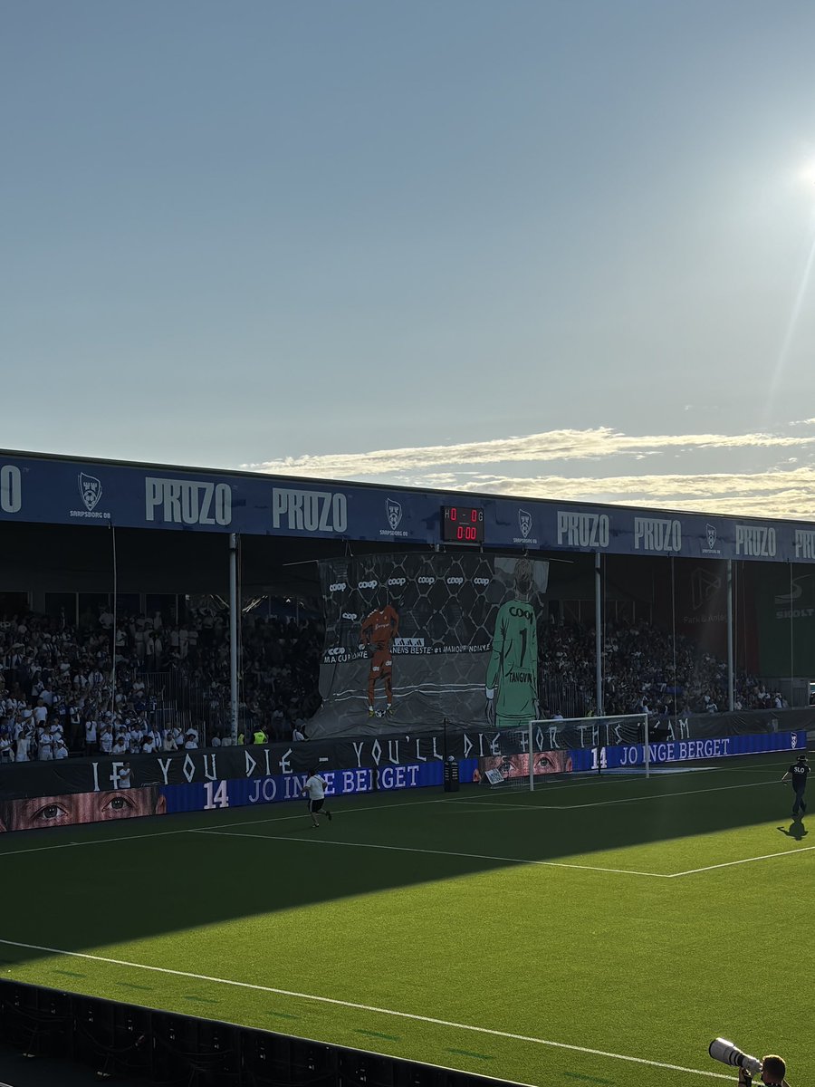Sarpsborg-gjengen med en hyllest til N’diaye før kveldens semifinale. 
«If you die - you’ll die for this team»