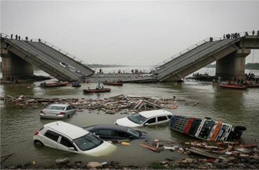 गुजरात में 43 साल पुराना पुल टूटा