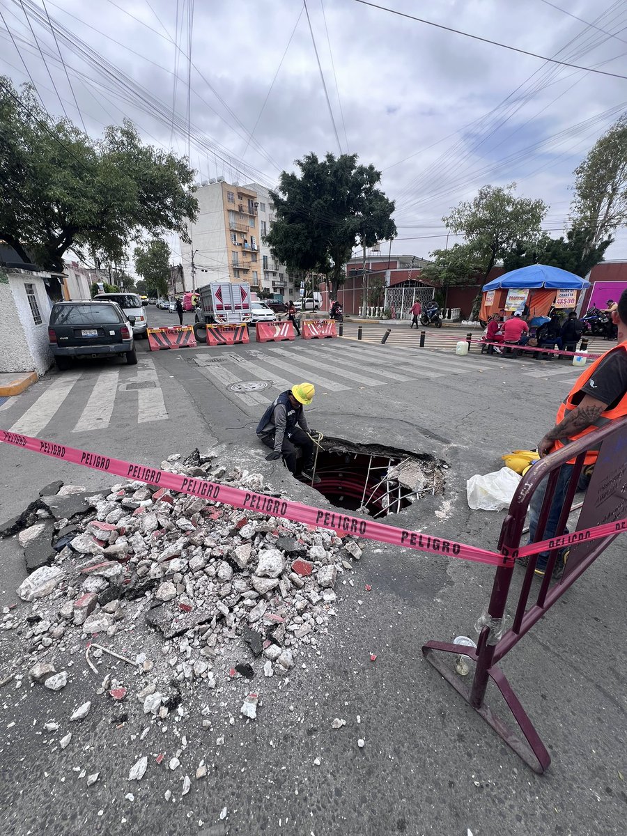 SarahiUribeG's tweet image. Ya lograron sacar el camión que se cayó, ahora queda reparar el socavón en calle norte 37 y oriente 158 en la Venustiano Carranza.
Esta cerrada la vialidad
#MéxicoEnTiempoReal
⏰12:00 | 📲por @adn40