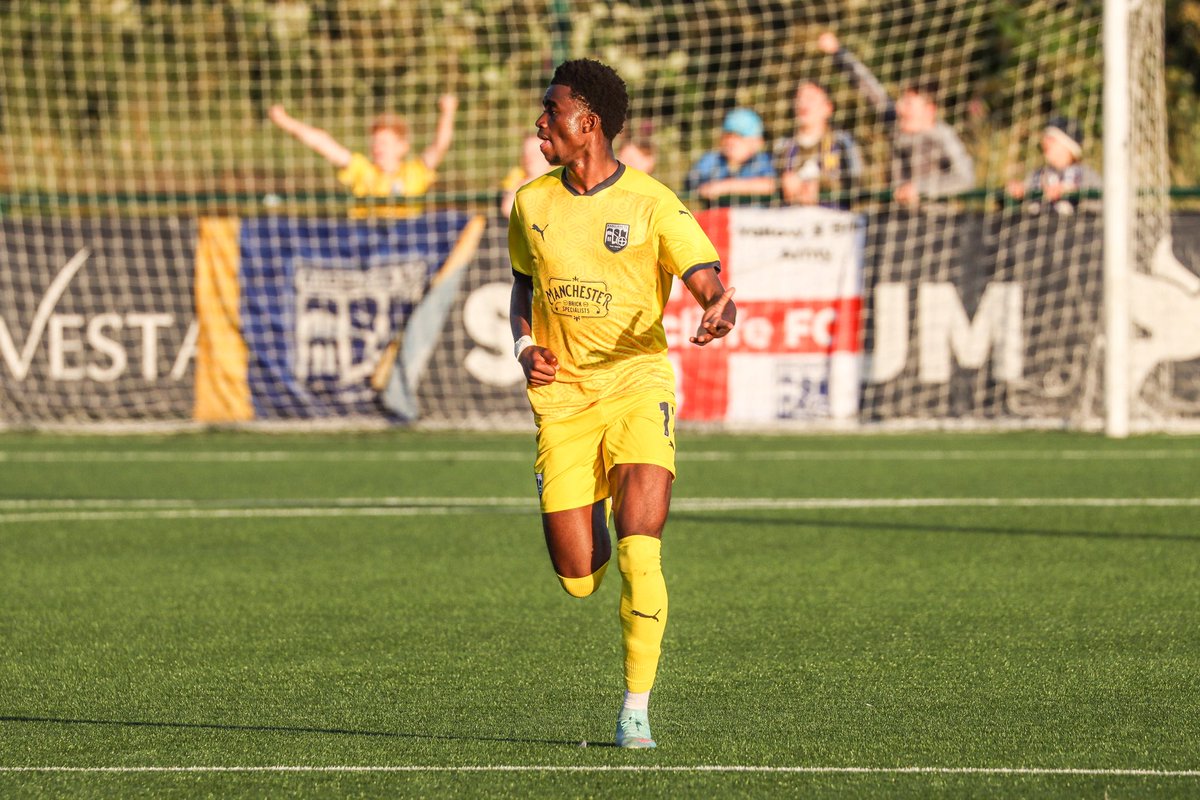 Jamie_Ross03's tweet image. ☀️📸 | Pre-Season continued with some nice lighting last night as @AvroFC hosted @radcliffeboro