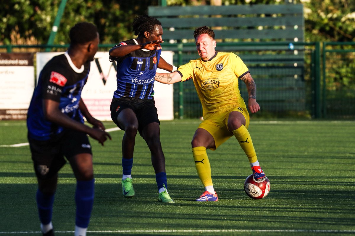 Jamie_Ross03's tweet image. ☀️📸 | Pre-Season continued with some nice lighting last night as @AvroFC hosted @radcliffeboro