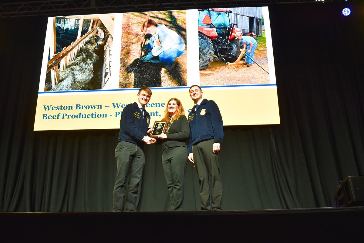 TNFFAFoundation's tweet image. 🥩 July is Beef Month, and we’re celebrating Weston Brown — our Beef Production Proficiency winner &amp;amp; TN FFA State President! 🌅

Weston cares for 200 Angus-influenced cattle &amp;amp; will represent TN at nationals this fall.

Thanks to @TNBeefCouncil for supporting the next generation!