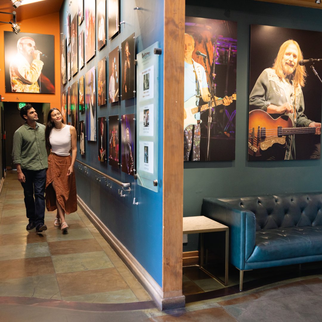 Dinner, drinks, and a show? Don’t mind if we do. At @backstagelivesd, your summer nights come fully loaded — with waterfront vibes, tasty bites, and live music that keeps the energy going all evening long.

📸: @Kikileekyleeky halfmooninn.com/dining/humphre…