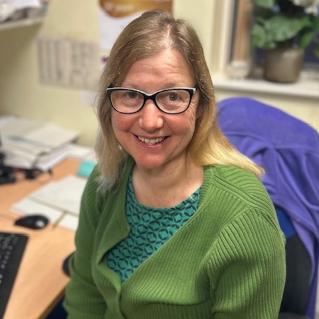 cclguk's tweet image. During cancer treatment, CYP and their families will meet and receive care from a wide range of healthcare professionals 💛 In Contact magazine, we hear from @HanyGabra, Dr Maria Clement & Vicky Holden about their roles: bit.ly/4nzJypn @GreatNorthCH @Leeds_Childrens
