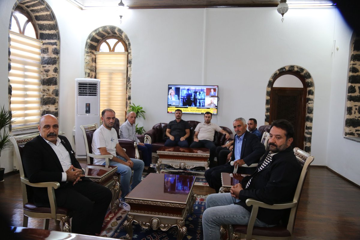 siverekkaymakam's tweet photo. Şanlıurfa Güvenlik Korucuları Fedarasyonu Başkan Yardımcısı Mahmut ÇAKIR ve Korucubaşları Kaymakamımız Sayın Salih SAK'a hayırlı olsun ziyaretinde bulundu.
@salihsakmia @CakMahmut96334 https://t.co/hnBySFKZoB