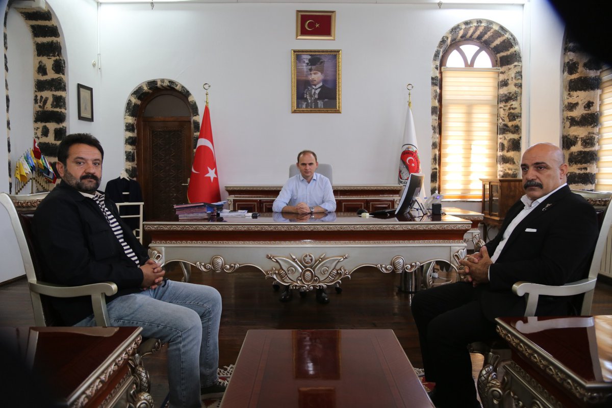siverekkaymakam's tweet photo. Şanlıurfa Güvenlik Korucuları Fedarasyonu Başkan Yardımcısı Mahmut ÇAKIR ve Korucubaşları Kaymakamımız Sayın Salih SAK'a hayırlı olsun ziyaretinde bulundu.
@salihsakmia @CakMahmut96334 https://t.co/hnBySFKZoB