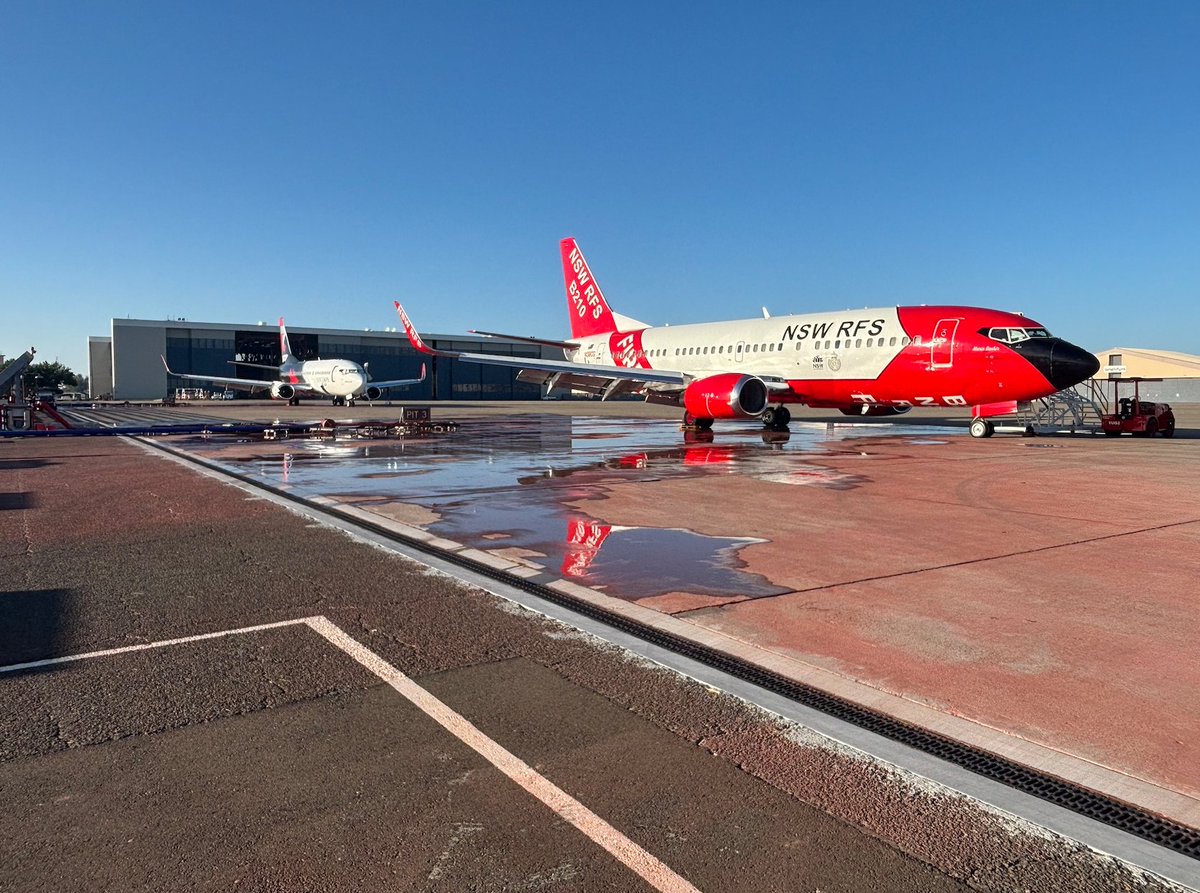 CoulsonAviation's tweet image. Quite the dynamic duo. Tanker 137 and @NSWRFS Bomber 210 recently partnered up in McClellan to support suppression operations - proof that aerial coordination makes a big impact. Thanks to Mike S. for the photo! #coulsonaviation #aerialfirefighting