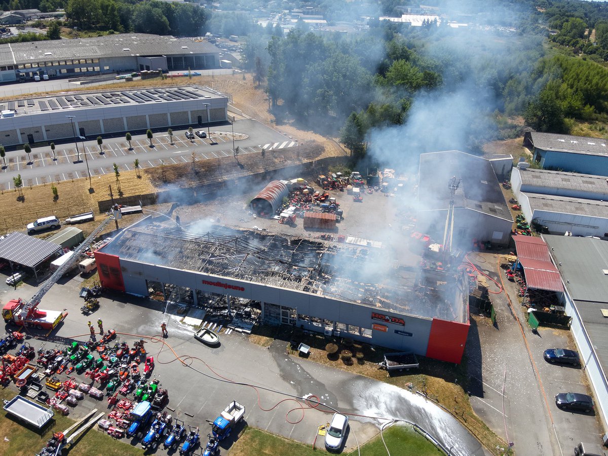 #intervention 
Ce matin, les sapeurs #pompiers de la #HauteVienne ont dû faire face à un violent feu d’entrepôt sur la commune de #Feytiat
