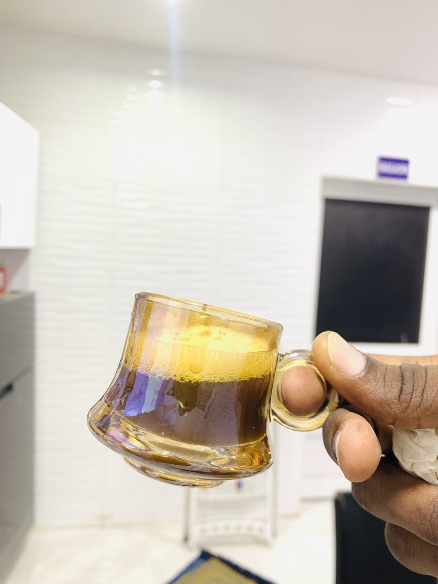 IBARHAM_CHEIKH's tweet photo. Moi, j’suis un thé brûlant, rare et corsé. Eux, c’est du sachet tiède, vite infusé, vite oublié. Personne m’arrive à la cheville.
#ATAYALAND😂❤️🔥 https://t.co/DYnTmtT3TS