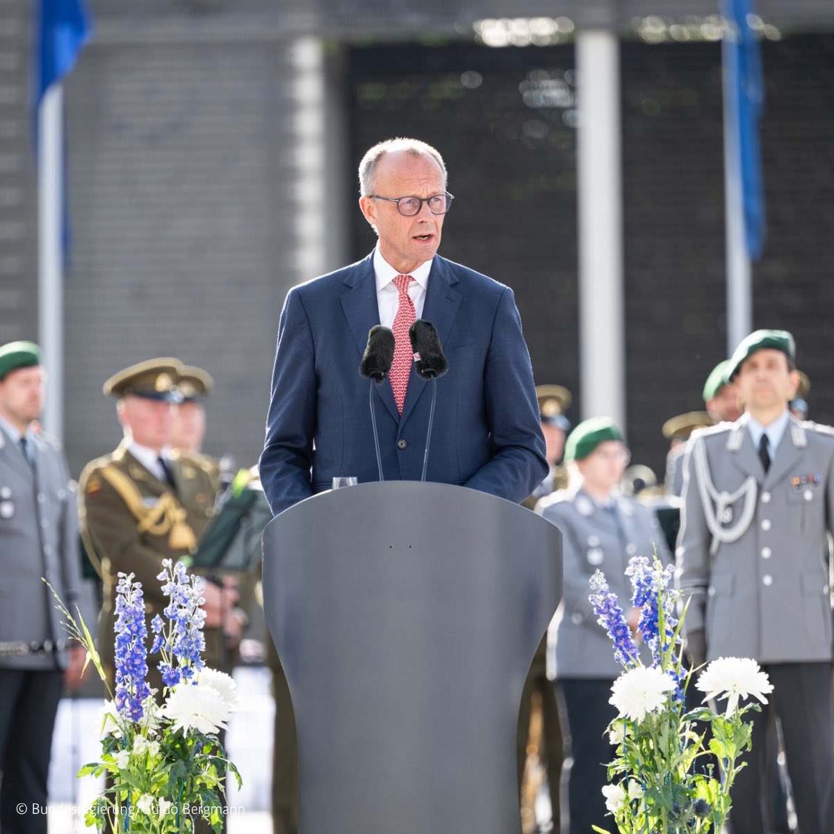 Das Jubiläum unseres NATO-Beitritts liegt in Zeiten geopolitischer Umbrüche - in Zeiten des russischen Angriffskriegs gegen die Ukraine und massiver hybrider Angriffe auch auf uns. Darauf werden wir als Bündnis Antworten geben. 

Einer für alle, alle für einen.