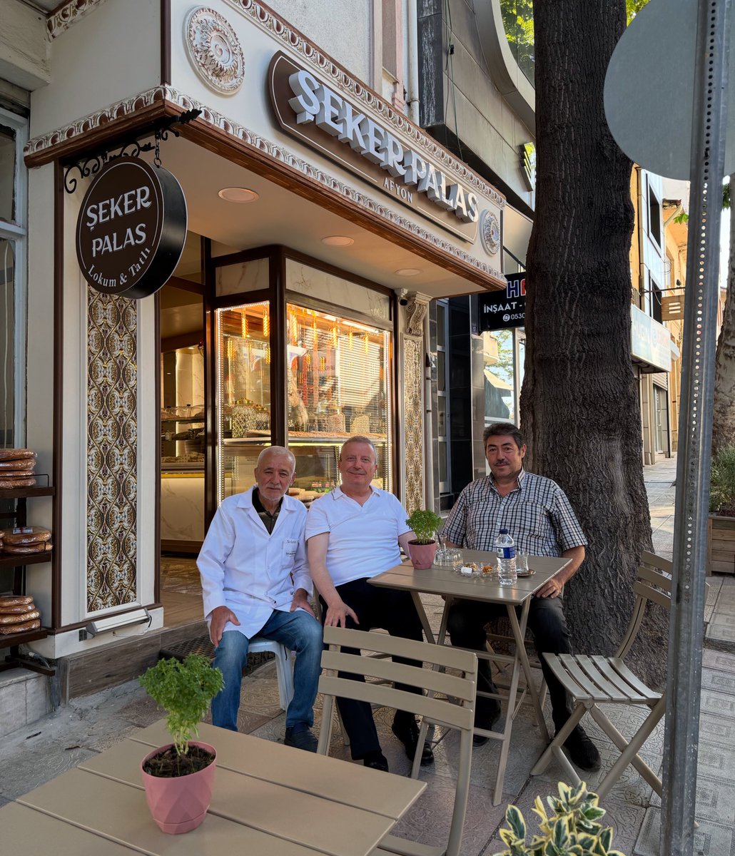 Yeğenimiz, güzel kızımız Zeynep , iş hayatına hızlı başladı. Afyonkarahisar’ımızın tadlarını #sekerpalasafyon’da toplamış, sağlıklı ve nefis bir şekilde halkımıza servis ediyor. Biz de gölgelendik, ikramlarından tattık. Hayırlı ve bereketli işler diliyoruz.