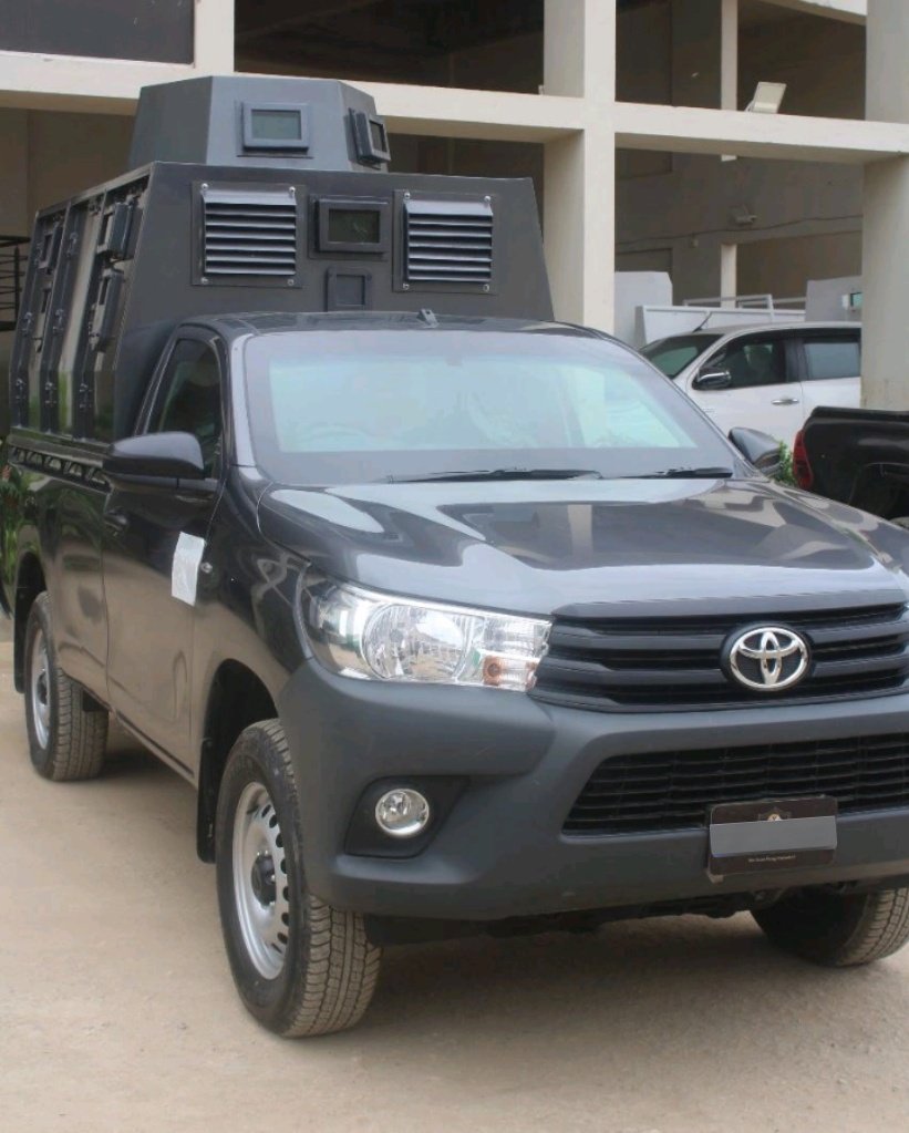 FarooqB90714421's tweet image. Babus finally installed Turret (with small view ports) on Armoured Hilux. Batch for Punjab Police.

Could have been done better smh