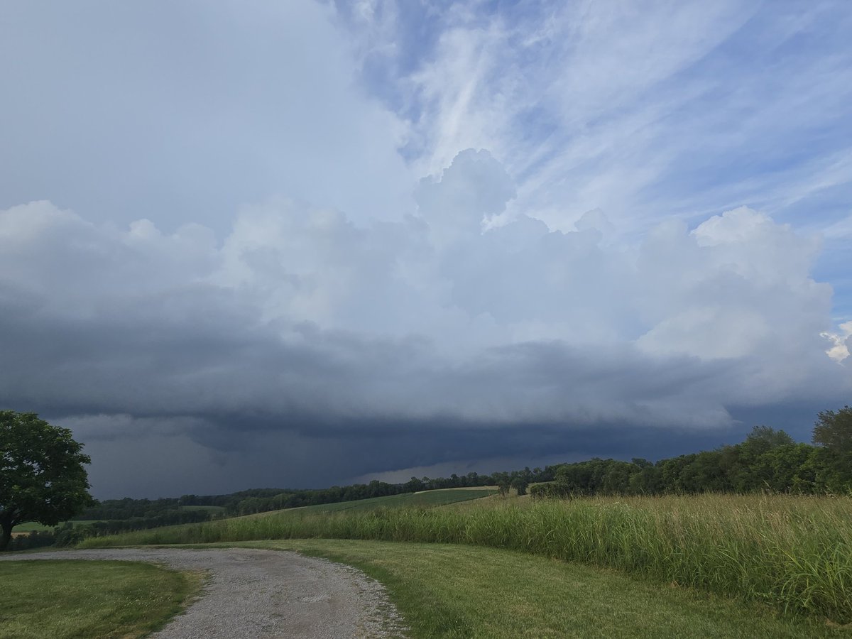 LeeTonya2018's tweet photo. Meanwhile from the #backporch @Kentuckyweather https://t.co/bjvdG1vjVI