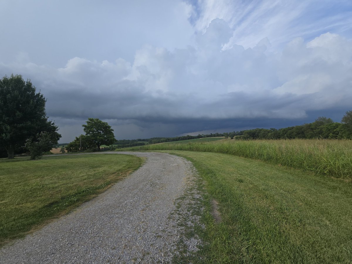 LeeTonya2018's tweet photo. Meanwhile from the #backporch @Kentuckyweather https://t.co/bjvdG1vjVI