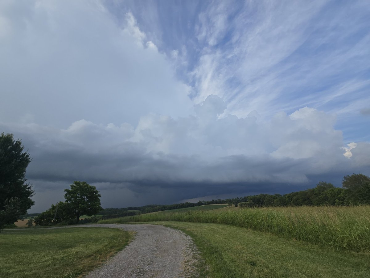LeeTonya2018's tweet photo. Meanwhile from the #backporch @Kentuckyweather https://t.co/bjvdG1vjVI
