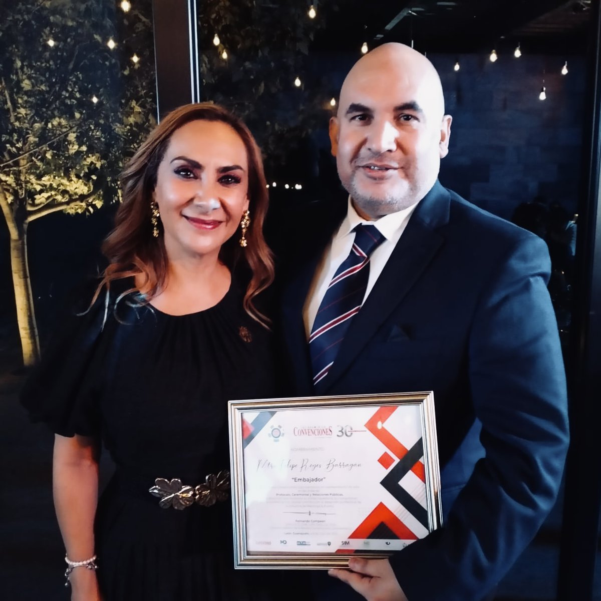 En la cena inaugural del #MeetingPlaceLeón2025, recibí el nombramiento como Embajador de Ceremonial, Protocolo y RRRPP por parte de <a href="/RConvencioneS/">Revista ConvencioneS</a>  y Fernando Compean. Gracias por abrir espacios para estos temas clave, desde el 2017, con el apoyo de <a href="/lupita_roblesmx/">Lupita Robles</a>