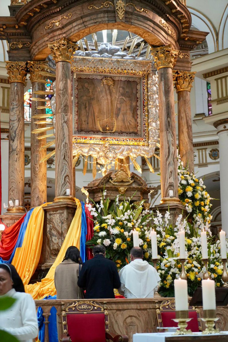 Hoy, 9 de julio, con este arreglo floral honramos a la Virgen de Chiquinquirá, Patrona de Colombia. Su luz y amor nos guía.

La bendición de la Virgen de Chiquinquirá nos ayudará a discernir las decisiones que se deben tomar en el Gobierno en favor de todos los colombianos. ¡Viva