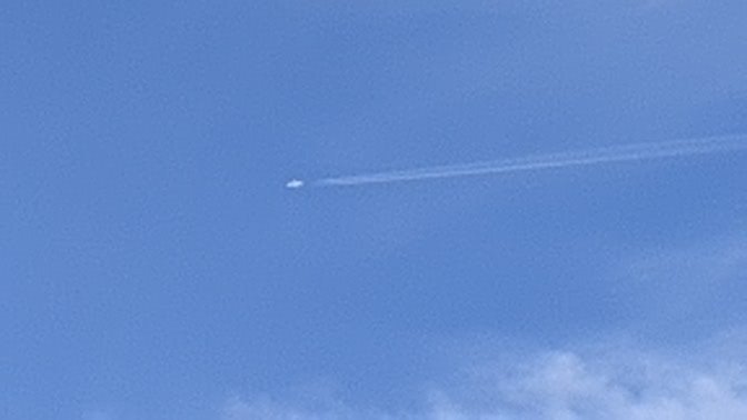 tasdosse's tweet photo. Opération d'épandage de contrails longue durée en cours, veuillez patienter pendant qu'on s'assure de ruiner votre soirée et votre journée de demain.
Merci.
#pasdeschemtrails #nonnonnon #desnuagesnouveaugenre https://t.co/FUT1cpwnEJ