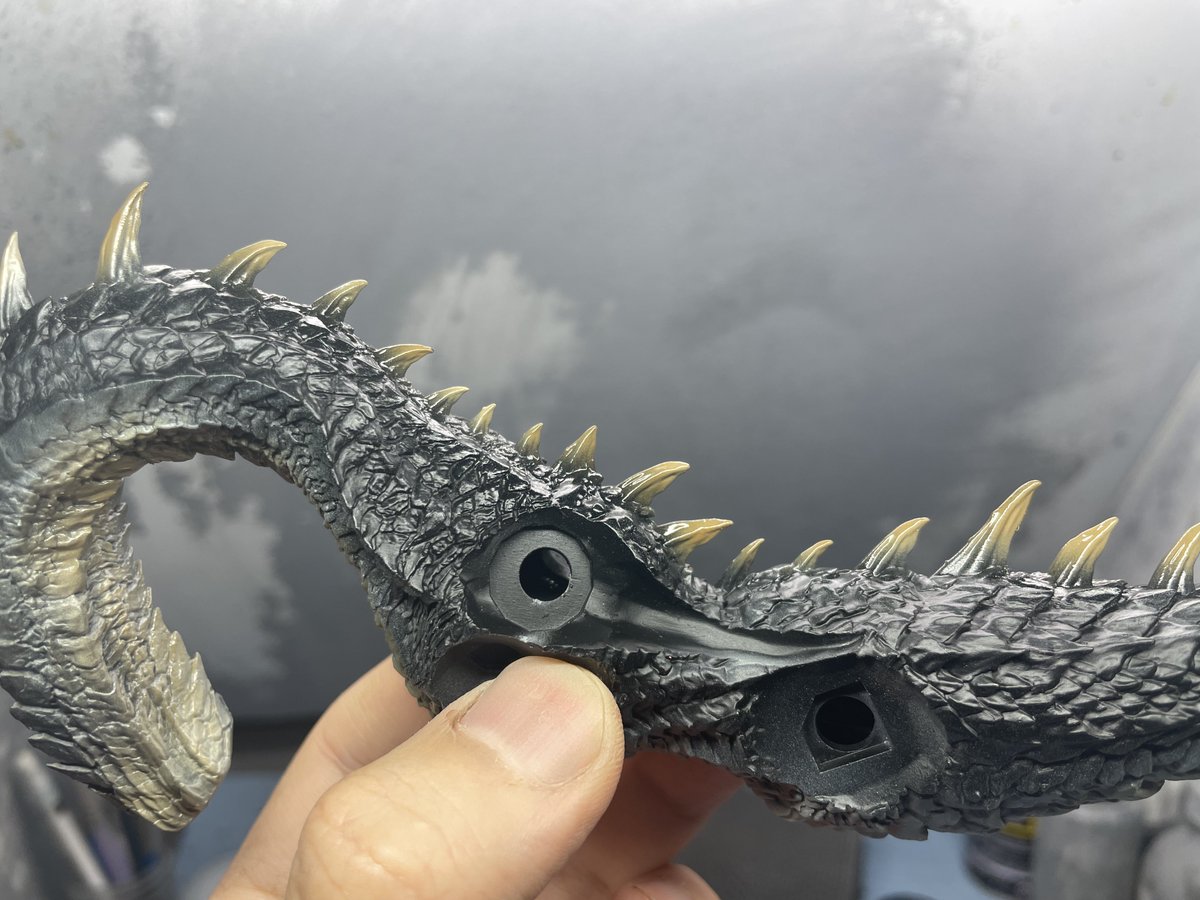 背中のトゲの塗装
黒サフ→トゲの先端にダークイエロー→クリアブラウン

クリアカラー使うの楽しい