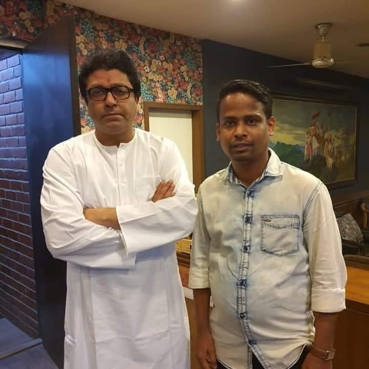 #गुरुपोर्णिमा 🌸

आयुष्यात योग्य गुरुचा हात
पकडल्यास कुणाचे पाय धरण्याची
वेळ येत नाही....

Raj Thackeray Amit Thackeray Sharmila Thackeray