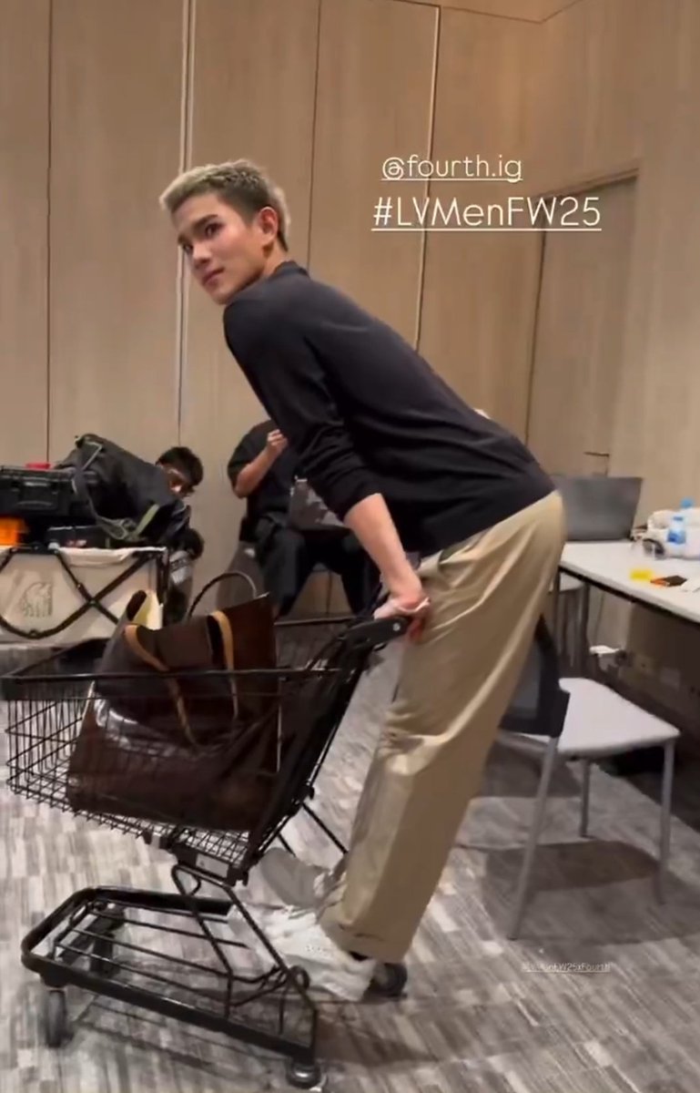 papounac's tweet photo. LV boy                                          LV boy juga tapi
                                                        pas selesai acara 

FOURTH WITH LV TRUNK SHOW 
#LVMenFW25xFourth 
#LVMenFW25 #LouisVuitton
#Fourthnattawat https://t.co/5HE5Q1EVDz