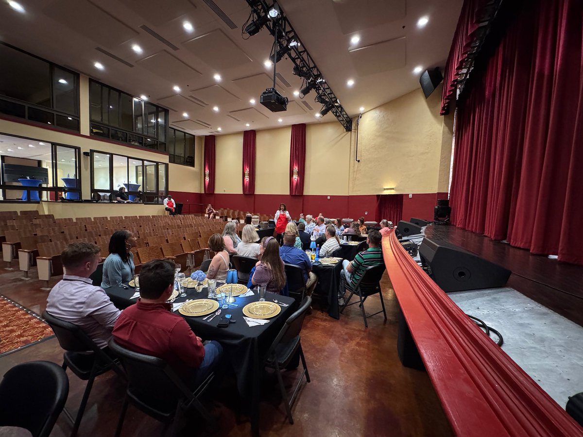 VARuralCenter's tweet image. #VRLI traveled farther west to explore where the coalfields meet the bluegrass and experience the Clinch River that flows throughout the Town of St. Paul.
Along with outdoor adventures, @StPaulVAMainSt has shops, restaurants, the Western Front hotel, and the Lyric Theater!