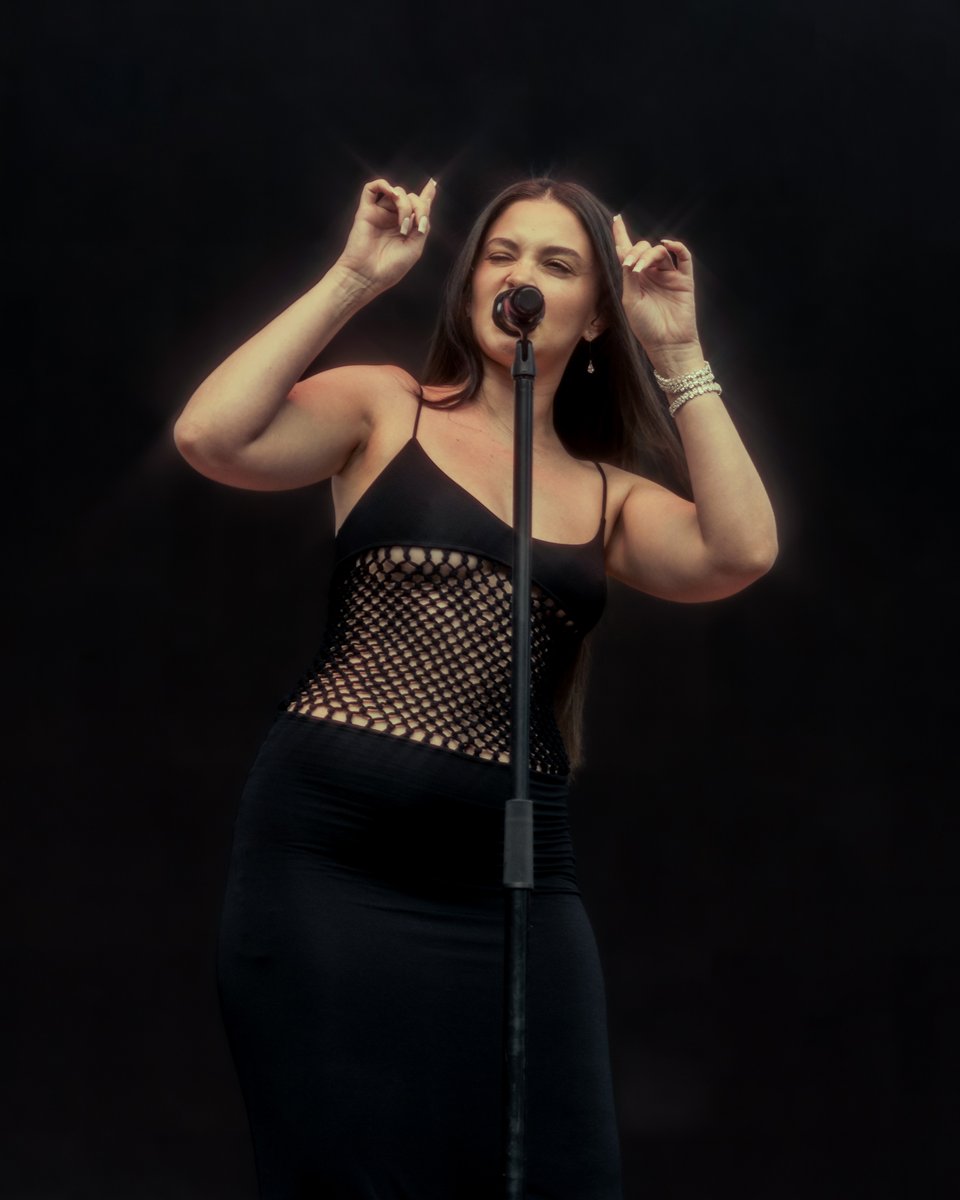 It was all vibes with <a href="/BigSean/">Sean Don</a> &amp; <a href="/sabrinaclaudio/">SC</a> at @redrocksco last night 🔥

📸: <a href="/treykarson/">Trey Karson</a> / <a href="/AliveCoverage/">Alive Coverage</a>