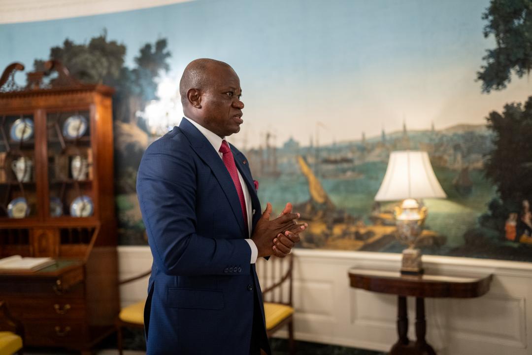 PresidenceGA's tweet photo. 🇬🇦🤝🇺🇸 Le Président @oliguinguema a été reçu à la Maison Blanche pour un dîner stratégique avec @realDonaldTrump.

Il a réaffirmé le projet phare de la ligne de chemin de fer Belinga-Boué-Mayumba (901 km) et présenté plusieurs projets structurants.

Le Gabon s’impose comme un partenaire stratégique fiable.

#Gabon #Diplomatie #CheminDeFer #InvestirAuGabon #Trump #USA